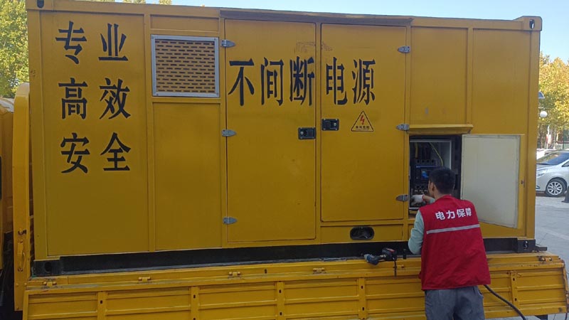 湾里柴油发电机组和UPS电源配合使用时，如何避免切换过程中的电力中断？